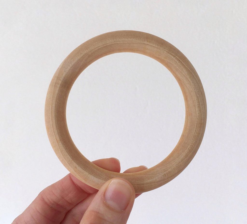 Aro de madera para mordedores de amigurumi o macetas de macramé
