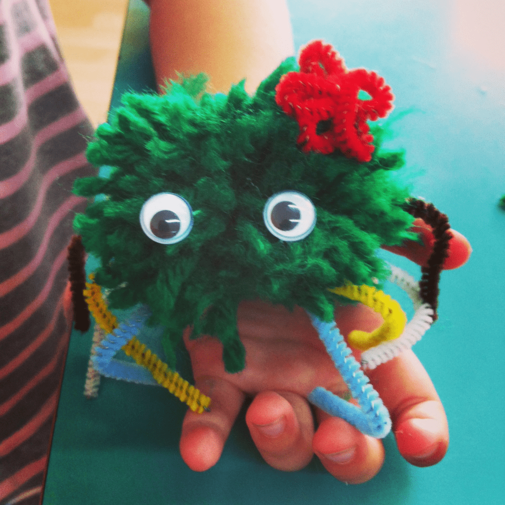 muñeco con pompón hecho por una alumna