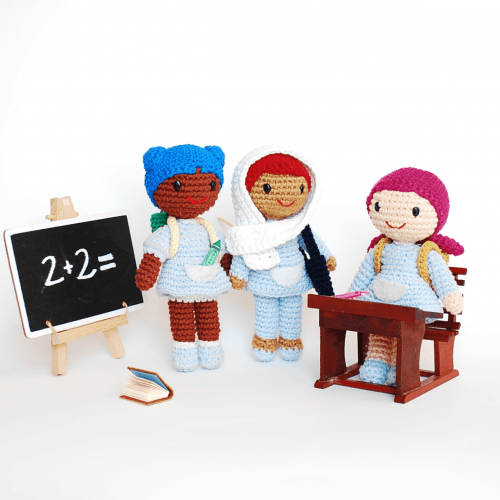patrón de amigurumi de muñecas escolares o colegialas para recaudación de fondos