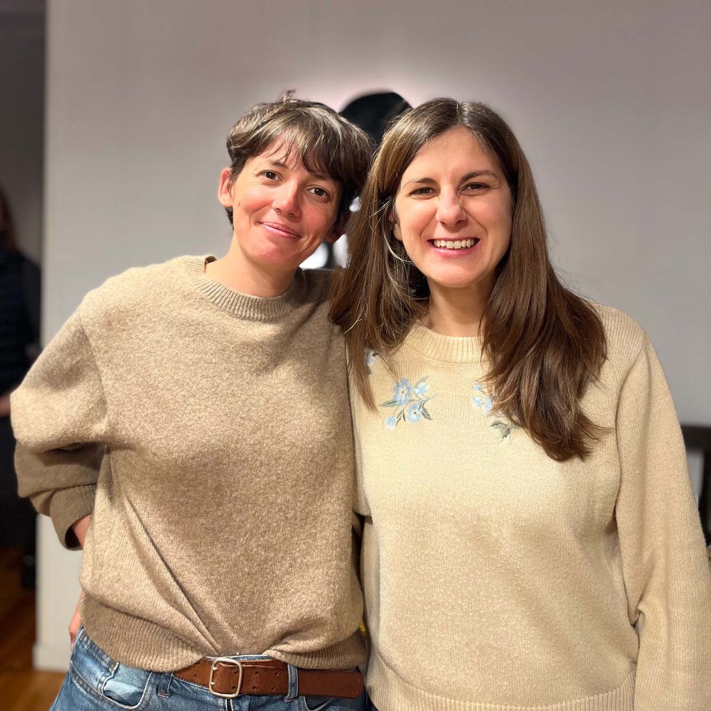 Yan, de Pica Pau y Jenny, de Crafteando que es gerundio. Juntas en un encuentro en Duduá, organizadompor la editorial GG